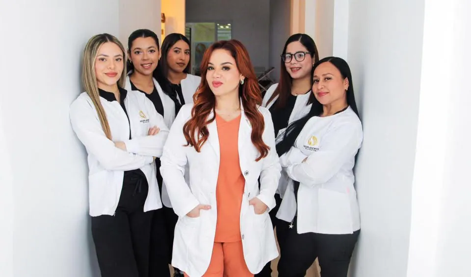 El equipo de Resplandece Tampico con la Dra. Vicky Razo al centro, en la clínica